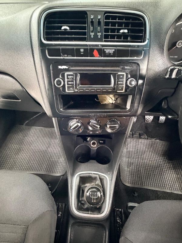 2014-Volkswagen-Polo-14-Comfortline-5-dr image:9