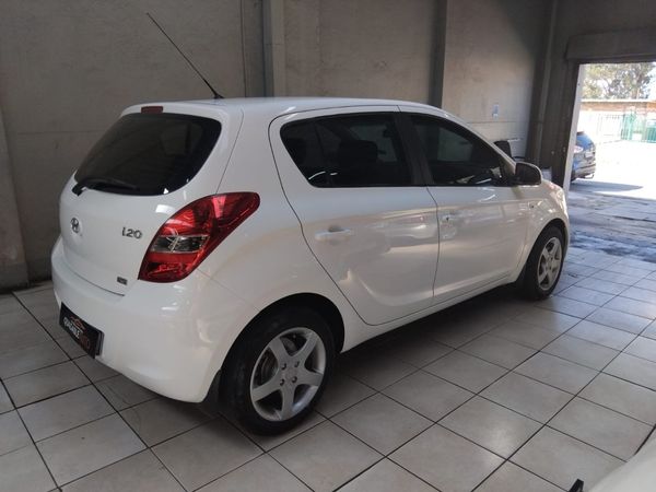 2010-Hyundai-i20-16 image:3