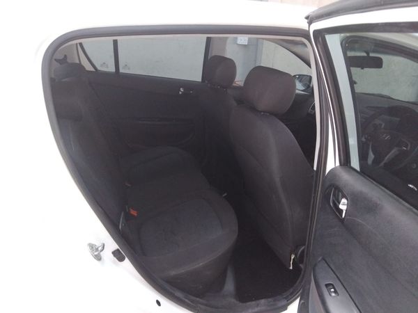 2010-Hyundai-i20-16 image:8