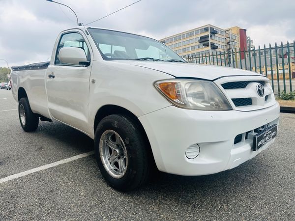 2010-Toyota-Hilux-20-VVTi-Single-Cab image:2