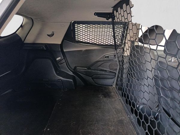 2024-Mahindra-XUV-300-12T-W4-Xprez-Panel-Van image:16