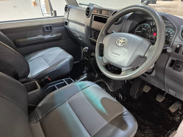 2014-Toyota-Land-Cruiser-78-42-D-Station-Wagon image:9