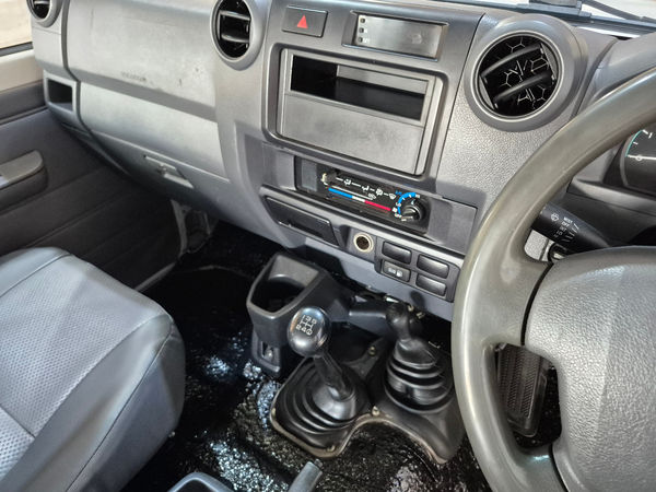 2014-Toyota-Land-Cruiser-78-42-D-Station-Wagon image:11