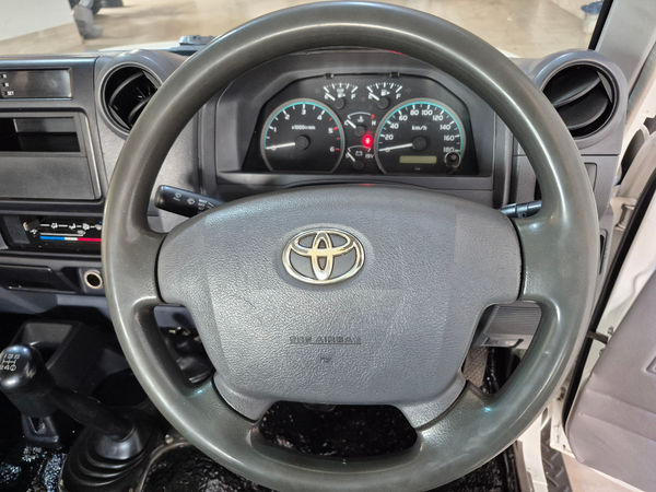 2014-Toyota-Land-Cruiser-78-42-D-Station-Wagon image:12