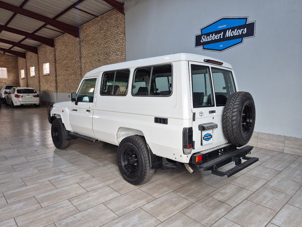 2014-Toyota-Land-Cruiser-78-42-D-Station-Wagon image:5