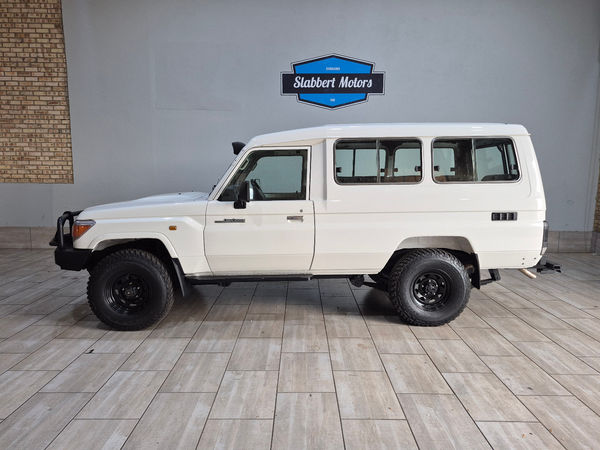 2014-Toyota-Land-Cruiser-78-42-D-Station-Wagon image:6
