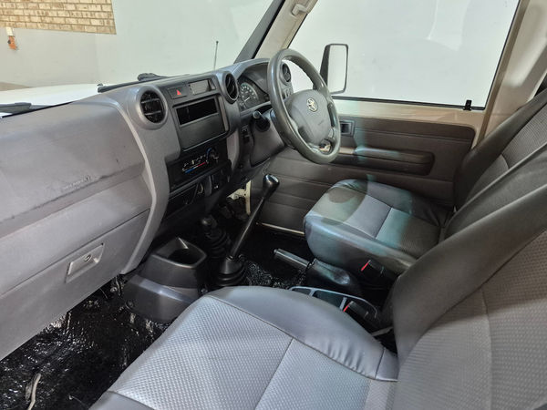 2014-Toyota-Land-Cruiser-78-42-D-Station-Wagon image:7