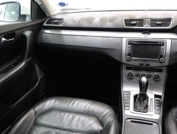 2014-Volkswagen-Passat-18-TSI-Comfortline-Auto-118kW image:12
