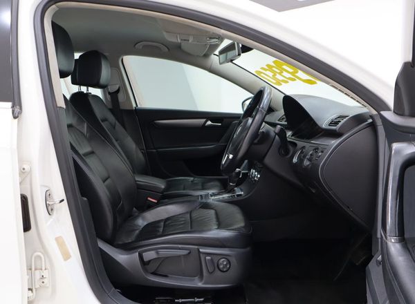 2014-Volkswagen-Passat-18-TSI-Comfortline-Auto-118kW image:20
