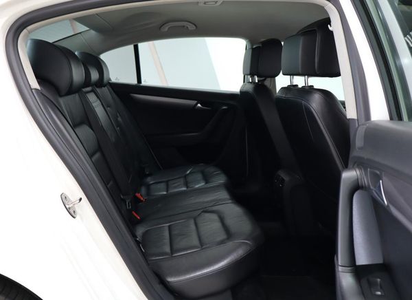 2014-Volkswagen-Passat-18-TSI-Comfortline-Auto-118kW image:21