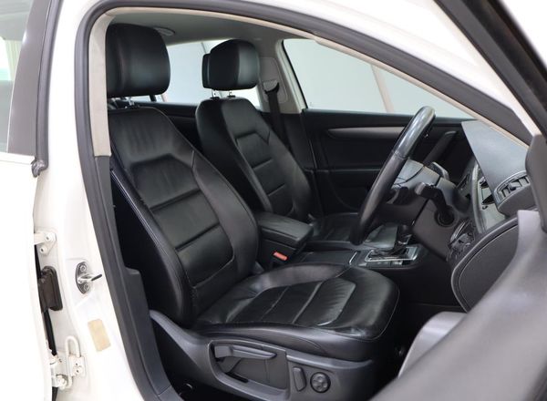 2014-Volkswagen-Passat-18-TSI-Comfortline-Auto-118kW image:22