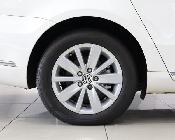 2014-Volkswagen-Passat-18-TSI-Comfortline-Auto-118kW image:6