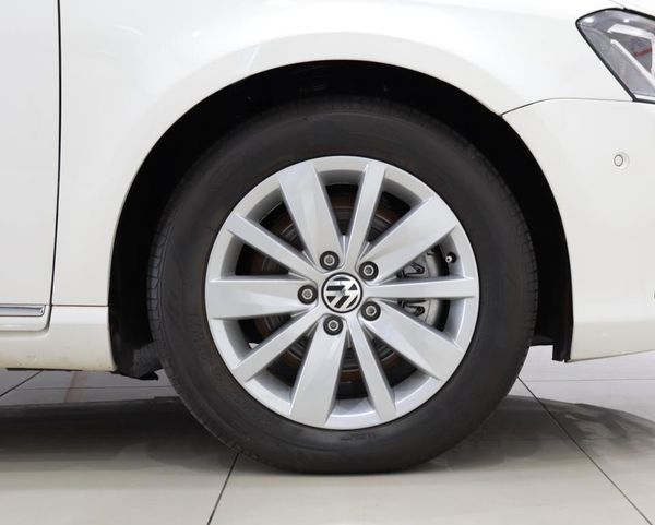 2014-Volkswagen-Passat-18-TSI-Comfortline-Auto-118kW image:7
