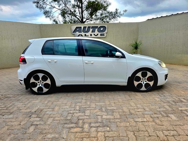 2011-Volkswagen-Golf-VI-GTI-20-TSI image:9