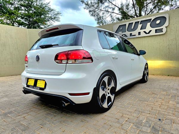 2011-Volkswagen-Golf-VI-GTI-20-TSI image:10