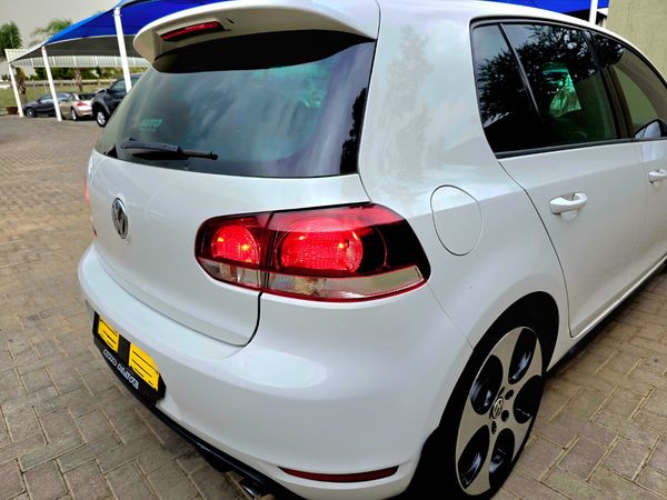 2011-Volkswagen-Golf-VI-GTI-20-TSI image:11