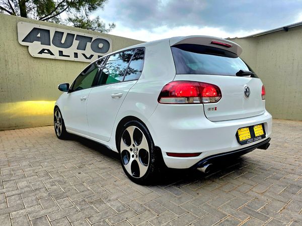 2011-Volkswagen-Golf-VI-GTI-20-TSI image:12