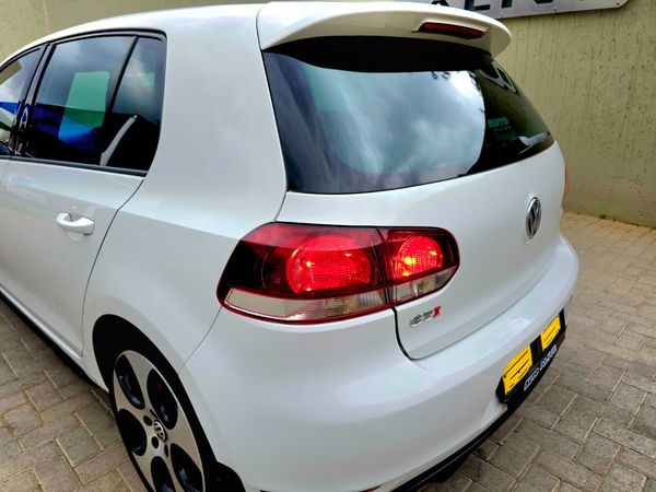 2011-Volkswagen-Golf-VI-GTI-20-TSI image:13