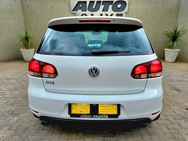 2011-Volkswagen-Golf-VI-GTI-20-TSI image:14