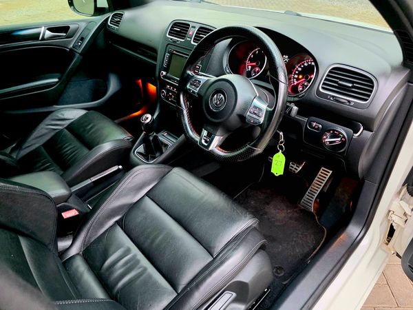 2011-Volkswagen-Golf-VI-GTI-20-TSI image:16