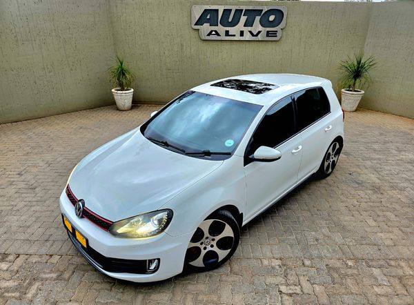 2011-Volkswagen-Golf-VI-GTI-20-TSI image:1