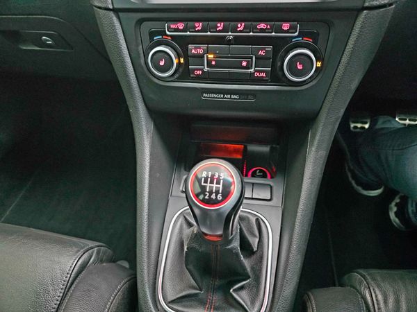2011-Volkswagen-Golf-VI-GTI-20-TSI image:22