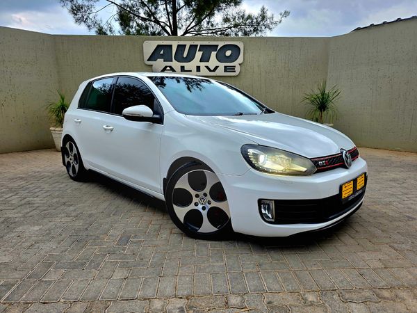 2011-Volkswagen-Golf-VI-GTI-20-TSI image:2
