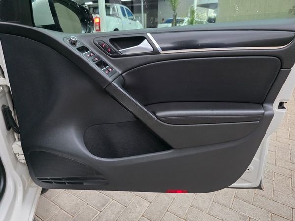 2011-Volkswagen-Golf-VI-GTI-20-TSI image:31