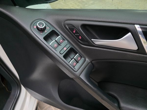 2011-Volkswagen-Golf-VI-GTI-20-TSI image:32