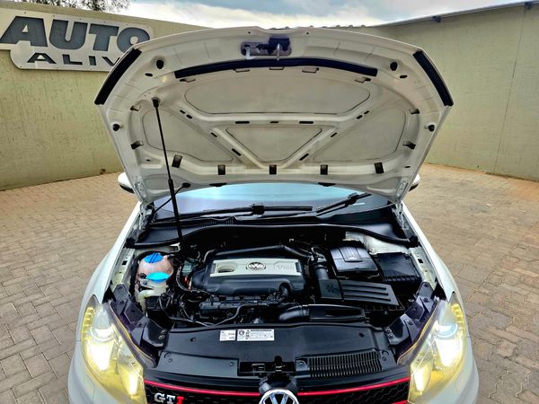 2011-Volkswagen-Golf-VI-GTI-20-TSI image:36