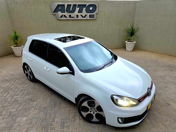 2011-Volkswagen-Golf-VI-GTI-20-TSI image:3