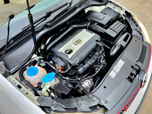 2011-Volkswagen-Golf-VI-GTI-20-TSI image:39
