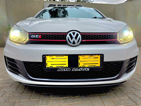 2011-Volkswagen-Golf-VI-GTI-20-TSI image:5