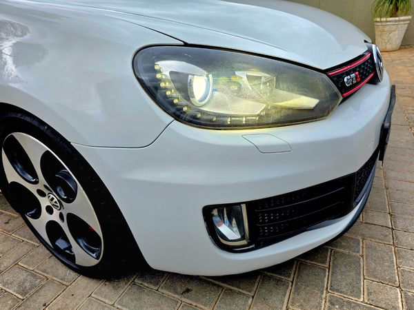 2011-Volkswagen-Golf-VI-GTI-20-TSI image:7
