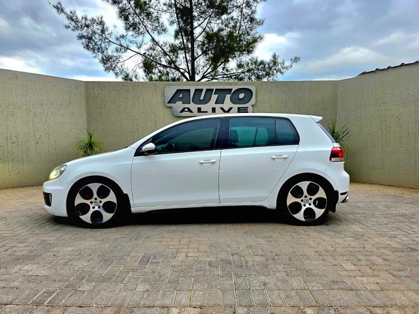 2011-Volkswagen-Golf-VI-GTI-20-TSI image:8
