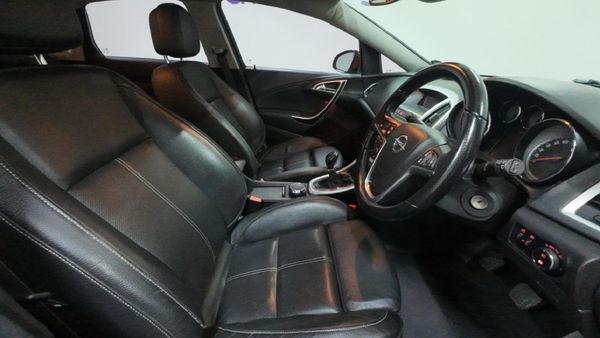 2013-Opel-Astra-16T-Sport-5-dr image:9