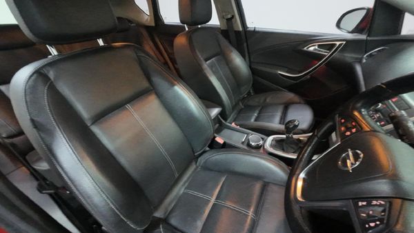 2013-Opel-Astra-16T-Sport-5-dr image:11