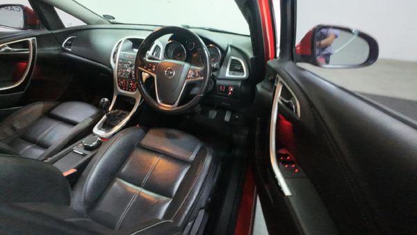 2013-Opel-Astra-16T-Sport-5-dr image:8