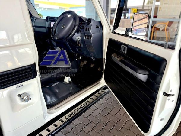2012-Toyota-Land-Cruiser-79-40-60th-Edition-Single-Cab image:11