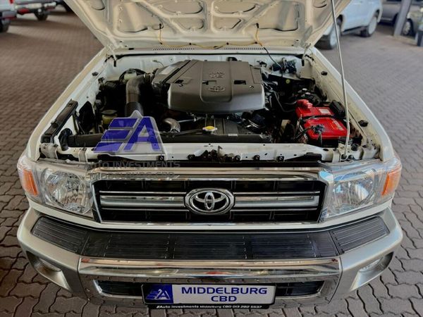 2012-Toyota-Land-Cruiser-79-40-60th-Edition-Single-Cab image:13