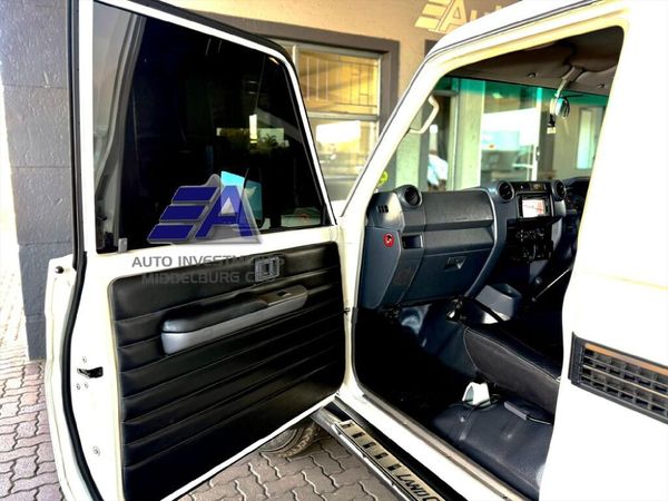 2012-Toyota-Land-Cruiser-79-40-60th-Edition-Single-Cab image:5