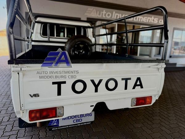 2012-Toyota-Land-Cruiser-79-40-60th-Edition-Single-Cab image:8