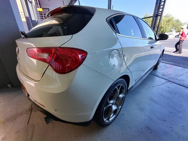 2016-Alfa-Romeo-Giulietta-Quadra-Coarse-number-61-off-100-built image:4