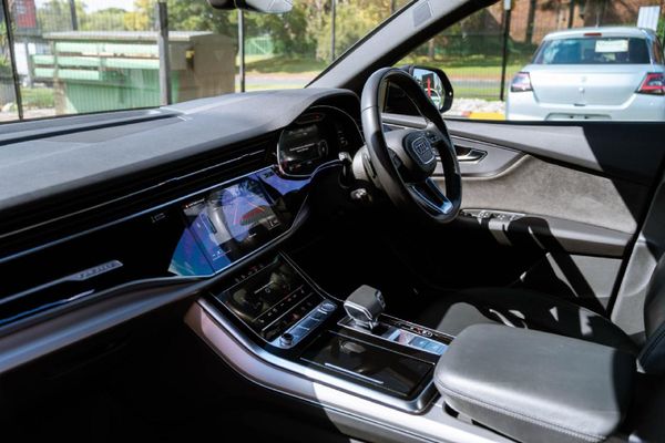 2020-Audi-Q8-55-TFSI-quattro-Auto image:15