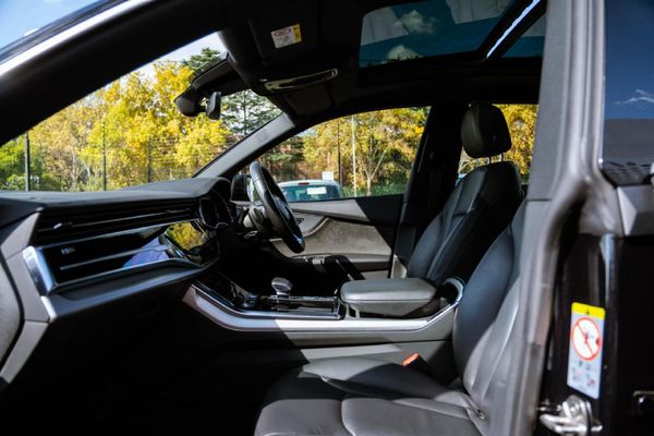 2020-Audi-Q8-55-TFSI-quattro-Auto image:17