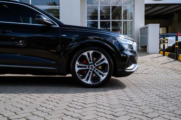 2020-Audi-Q8-55-TFSI-quattro-Auto image:20