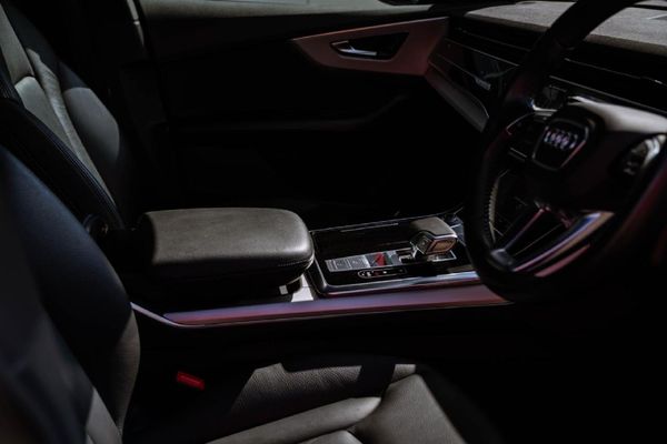 2020-Audi-Q8-55-TFSI-quattro-Auto image:6
