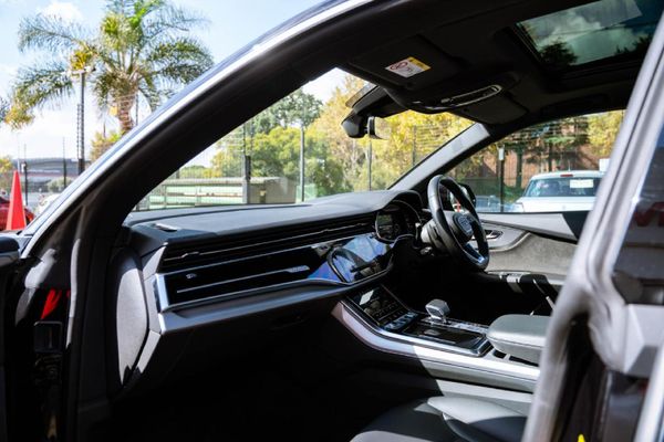 2020-Audi-Q8-55-TFSI-quattro-Auto image:7