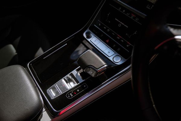 2020-Audi-Q8-55-TFSI-quattro-Auto image:8