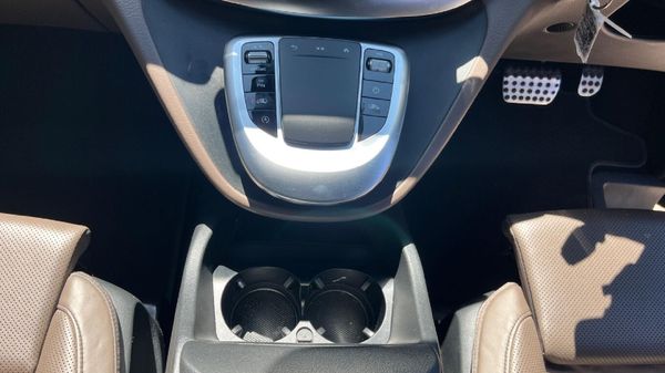 2023-Mercedes-Benz-V-Class-V-300d-Exclusive image:12